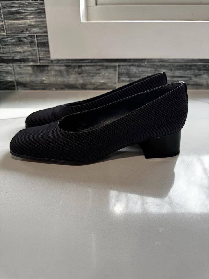 Zapatos de salón Stuart Weitzman clásicos negros de crepé talla 6B punta cuadrada tacones en bloque Foto 4 de 4