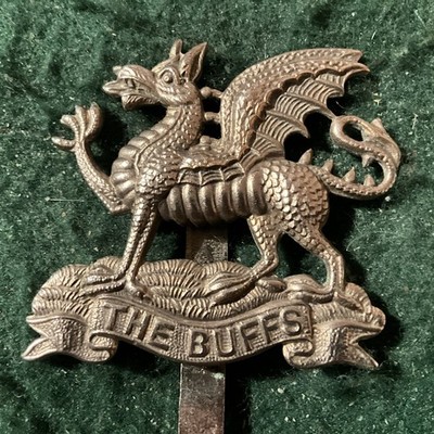 Ungewöhnliches Buffs East Kent Regiment, Mützenabzeichen.      WEISSMETALL.    GAUNT.    ea24