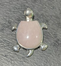 PENDENTIF TORTUE en QUARTZ ROSE - haut 4,3 cm X 3 cm largeur