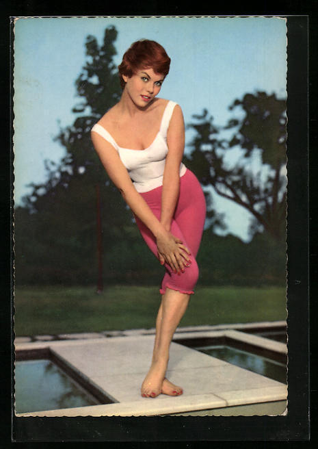 Ak Mujer En Positur En Uno Natación Piscina Desnudo De