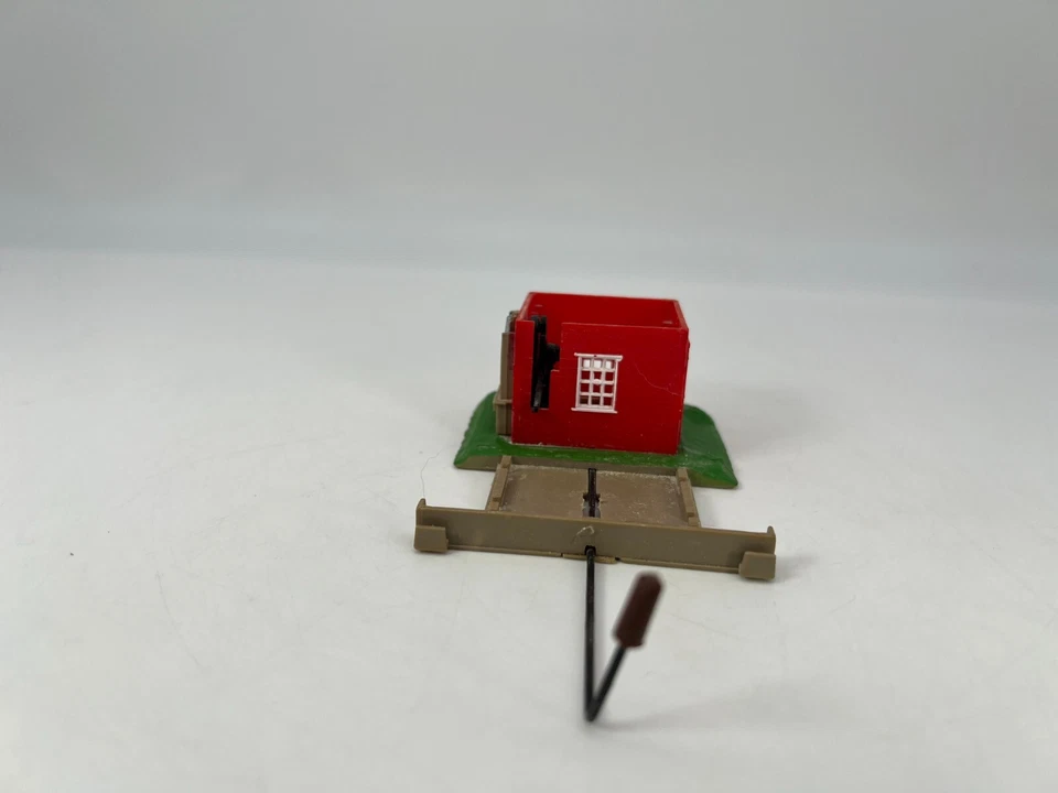 Life-Like #08704 HO Scale Bob's Dumping Station Red Shanty Building - Image 4 of 4