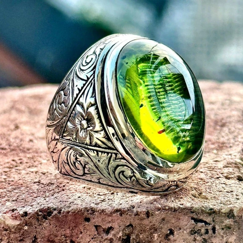 Anillo de plata 925 hecho a mano con piedras preciosas verdes peridoto grabado para hombre Foto 2 de 4