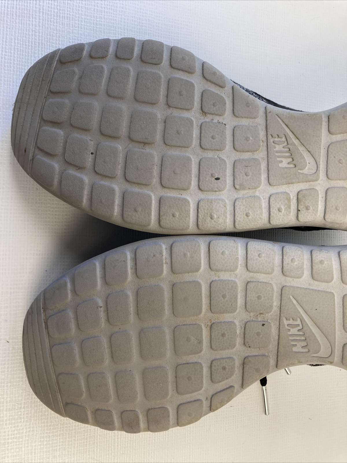 Nike Roshe Run One Flyknit Wolf Grey Black Grey 704927-007 US 8 Womens
