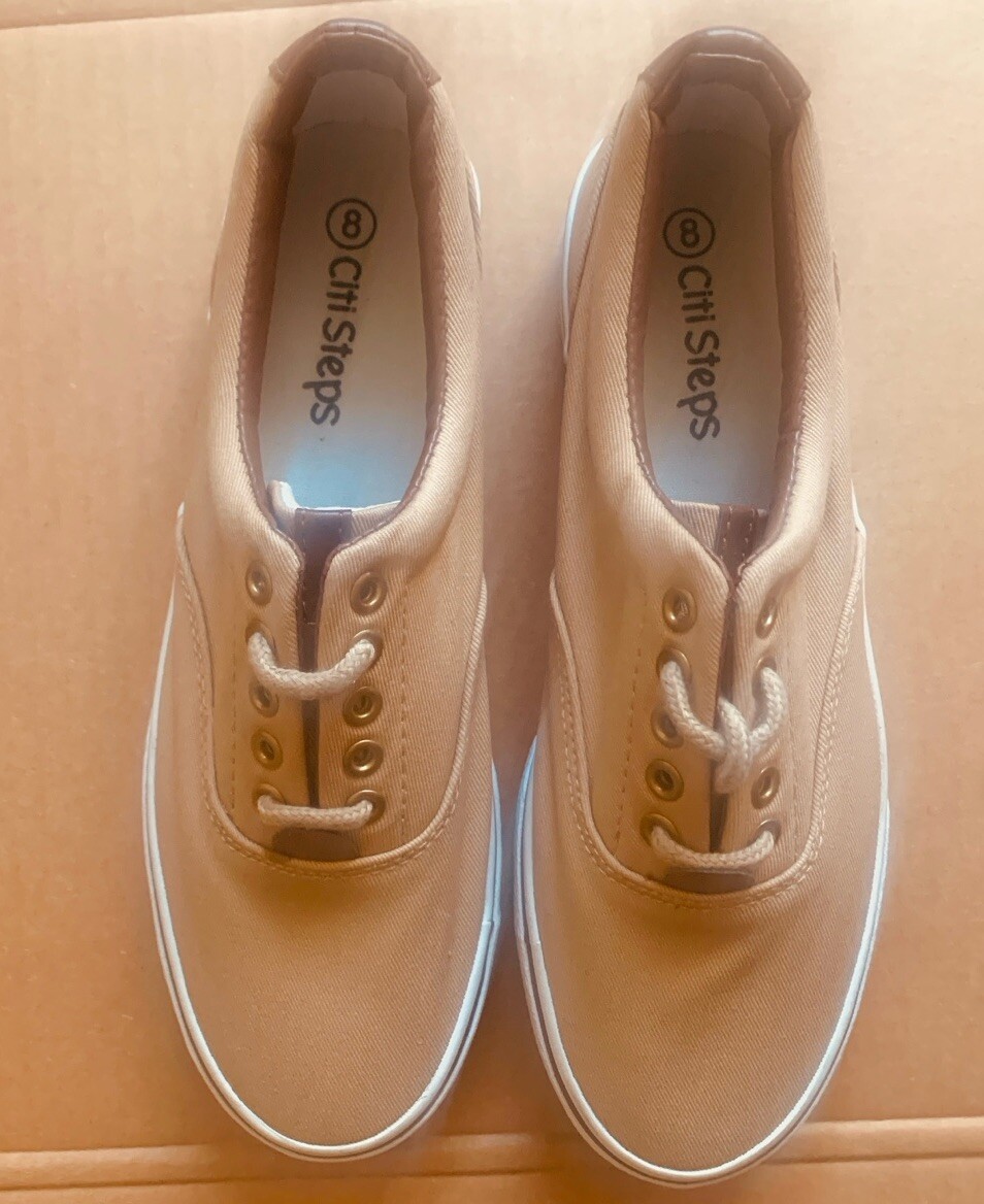 SAOLA Scarpa da ginnastica barca colore cammello taglia 8M allacciatura con occhielli davanti suola con battistrada basso.