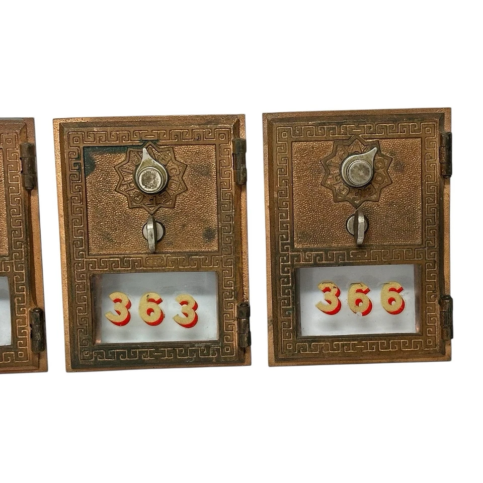 PUERTAS DE BUZÓN DE CORREO ANTIGUAS DE LATÓN DE OFICINA DE CORREOS DE EE. UU. - LOTE DE 3 Foto 3 de 4