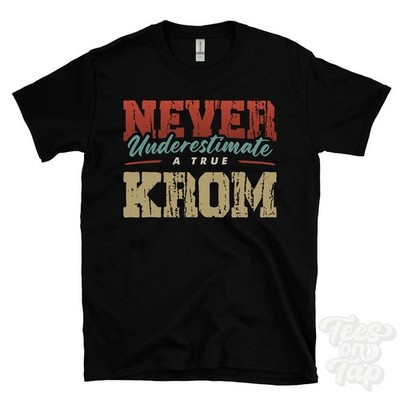 NIEMALS UNTERSCHÄTZEN SIE EIN ECHTES KROM T-SHIRT - Tragen Sie Ihren Namen stolz