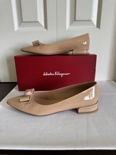 Zapatos de salón SALVATORE FERRAGAMO beige charol 8,5 como nuevos