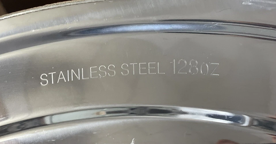 Frasco de cadera gigante de 128 onzas con bebida de grifo se mantiene frío con una funda de cuero Foto 3 de 4