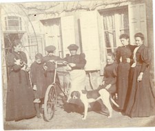 PHOTO SNAPSHOT, maison chien dog vélo ancien personnes bicyclette vélocipède
