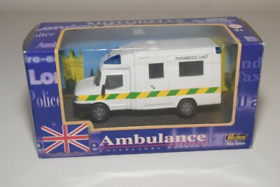 A18 1:36 REDBOX SHERPA FORD AMBULANCE SANITÄTEREINHEIT WEISS MIB