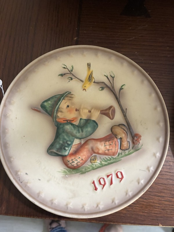 Hummel 1979 Collector Plate Porcelain Round Decorative Child Theme Multicolor