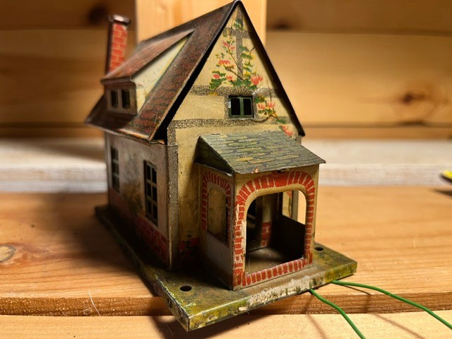 Train TOY LIONEL LIGHTED HOUSE. SMALL TINY RUST. WIRES. VERY GOOD!!!!