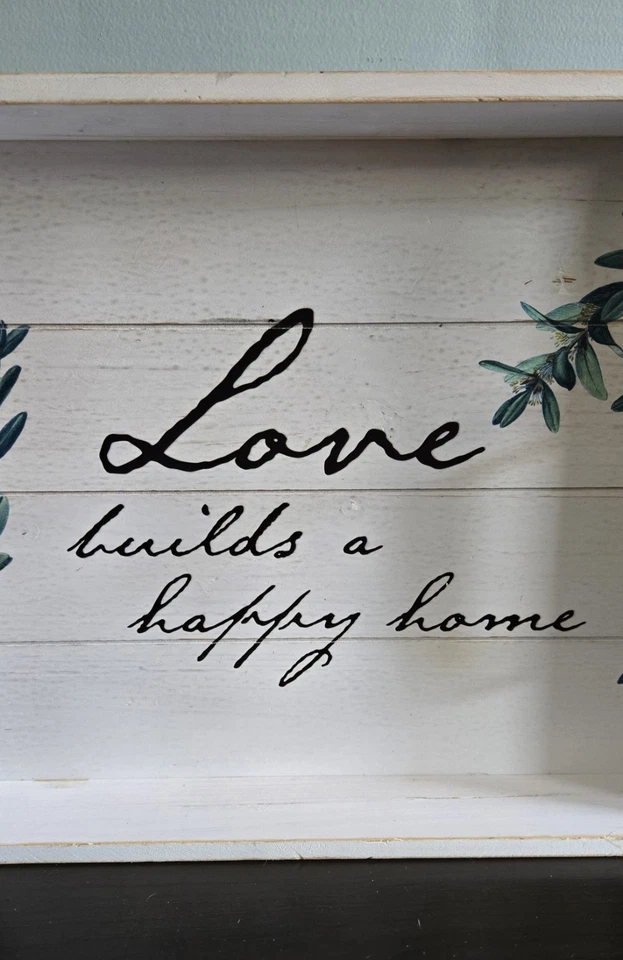 Bandeja decorativa blanca "El amor construye un hogar feliz" asas de madera/metal Foto 3 de 4