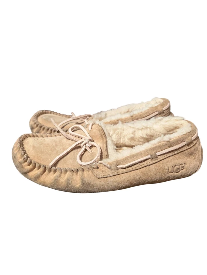 Chinelo Ugg Feminino 6 Dakota Mocassim Bege Camurça Pele de Carneiro Aconchegante Confortável Chinelo - Imagem 2 de 4