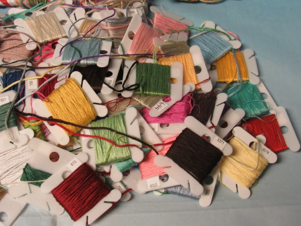 Mixed Lot of 152 Embroidery Thread Floss & 275 Plastic Bobbins - Image 4 of 4