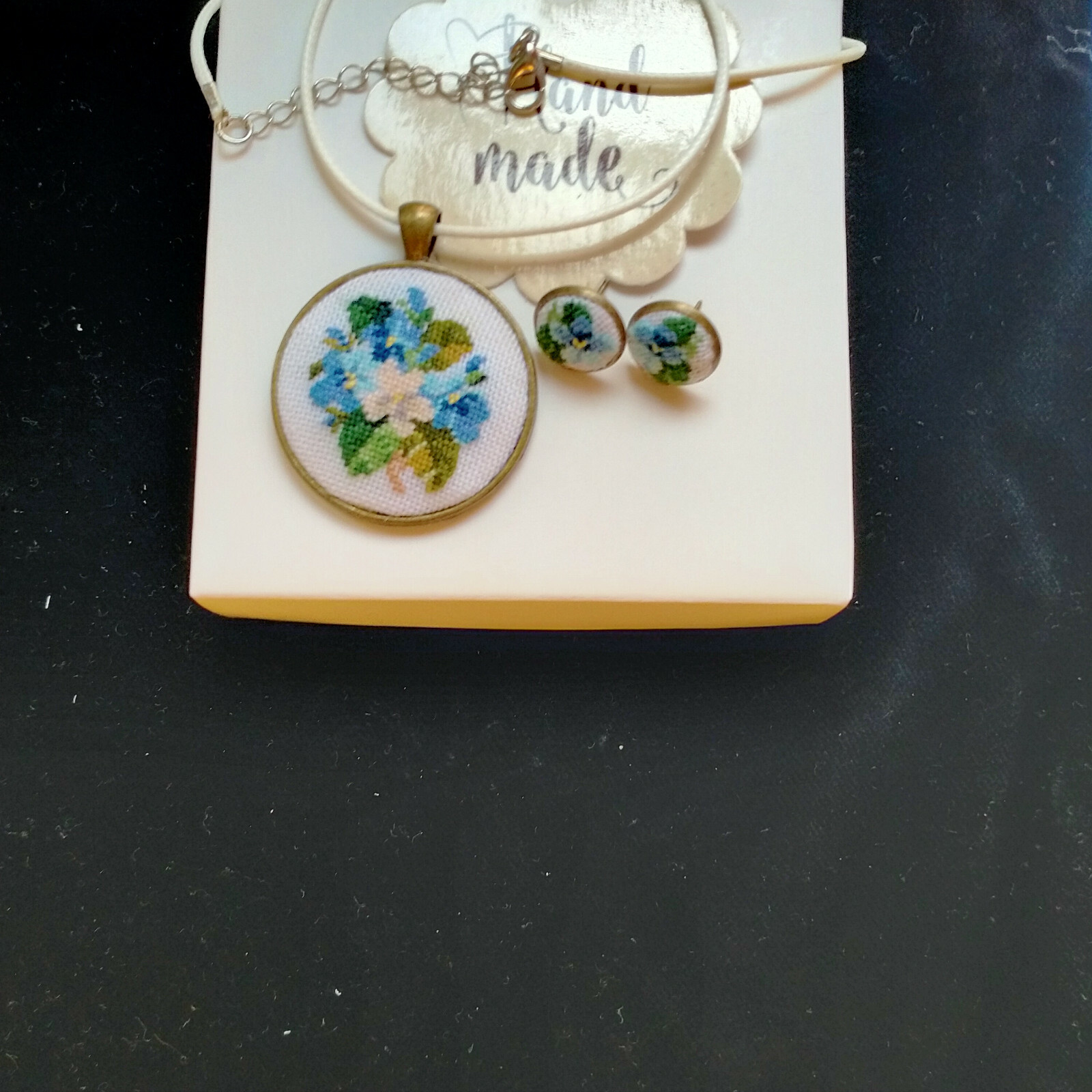 Boucles d'oreilles micro broderie artisanale en fil de soie naturelle et médaillon fleuri unique