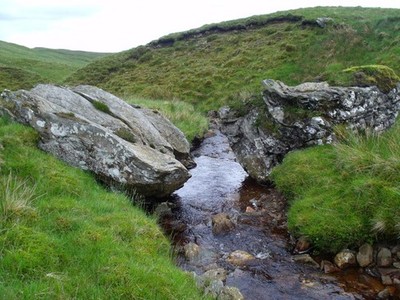 Foto A2 Split Felsbrocken im Bachbett östlich von Creag Luchair über Loch Kat c2012