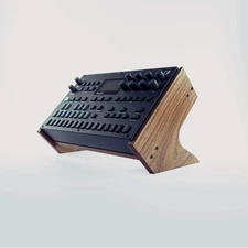 Elektron Tonverk Stand in Solid Walnut: 45-Degree Angle for Optimal Ergonomics,