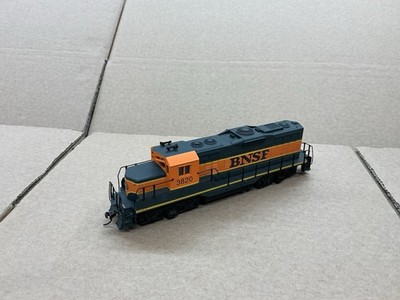 WALTHERS HO SCALE DIESELLOK GP9M BNSF SANTA FE N.3820 SCHÖN!