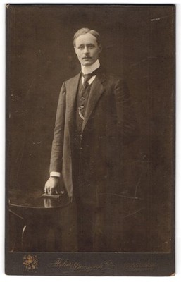 Fotografie Samson & Co, Düsseldorf, Schadowstrasse 77, eleganter Mann mit dunkl 
