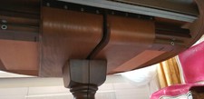 massiver runder ausziehbarer Tisch