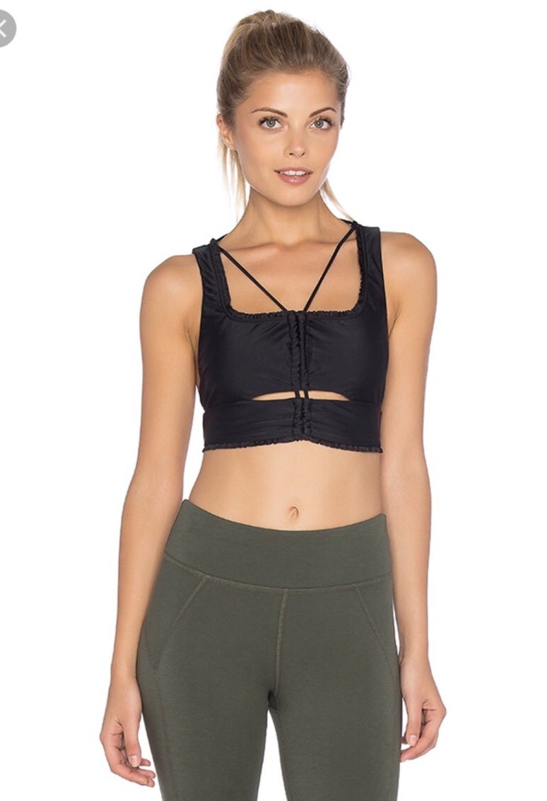 Спортивный бюстгальтер Free People Fp Movement Plie, укороченный топ с оборками, черный XS S M