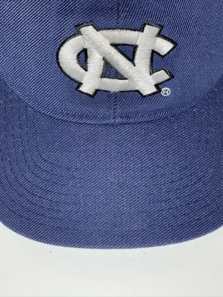 NCAA Carolina del Norte Tacones Alquitranados Hombres Baloncesto Gorra Gorra Azul Talla 7 Foto 3 de 4