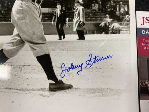 Foto autografiada de Johnny Sturm de los Yankees de Nueva York firmada a mano 8x10 JSA certificado de autenticidad 122623 - Imagen 2 de 2