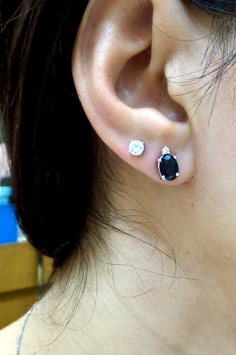 PENDIENTES DE ZAFIRO FORMA OVALADA 2.01 CTS CON UN DIAMANTE 0.04 CTS SI 1 G COLOR 14 K - Imagen 2 de 4