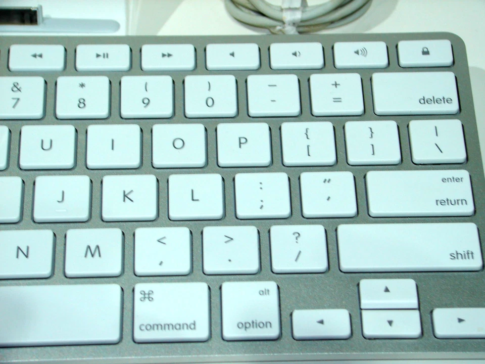 Apple iPad Keyboard Dock A1359 30-Pin 1st, 2nd,3rd Gen Charge Sync cable incl. - Image 4 of 4