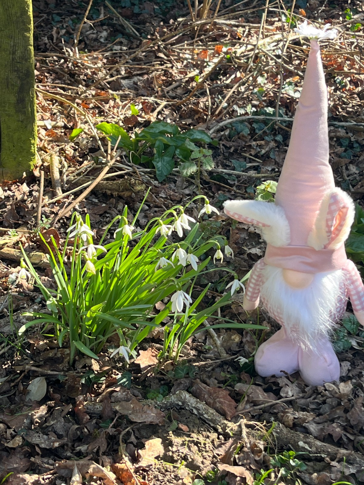 Grand lutin gnome décoratif rose en velours et finitions faites main 50cm