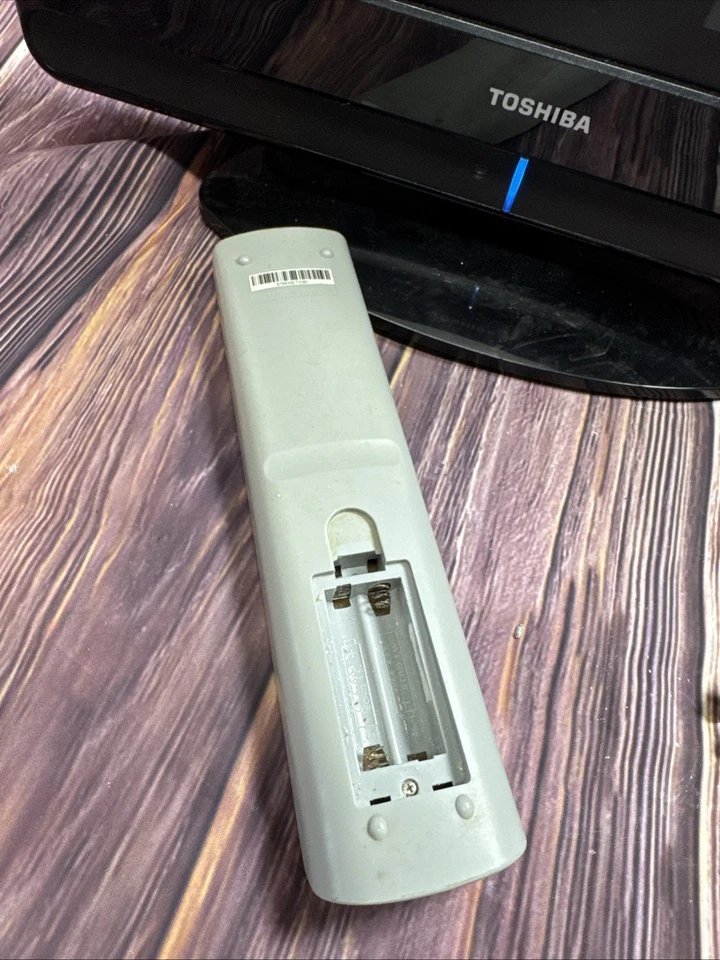 Toshiba LCD 15" TV/DVD Combo 15LV505 w/ Remote Retro Gaming - Tested, Works - Image 4 of 4