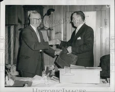 1957 Press Photo L Roger Wentworth of Somerville Hospital Board & Dr Leo Donahue