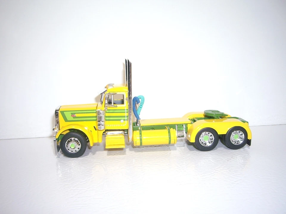 DCP FIRST GEAR 1/64 YELLOW AND GREEN PETE 379 DAY CAB & TRI-AXLE LODE KING GRAIN - Image 4 of 4