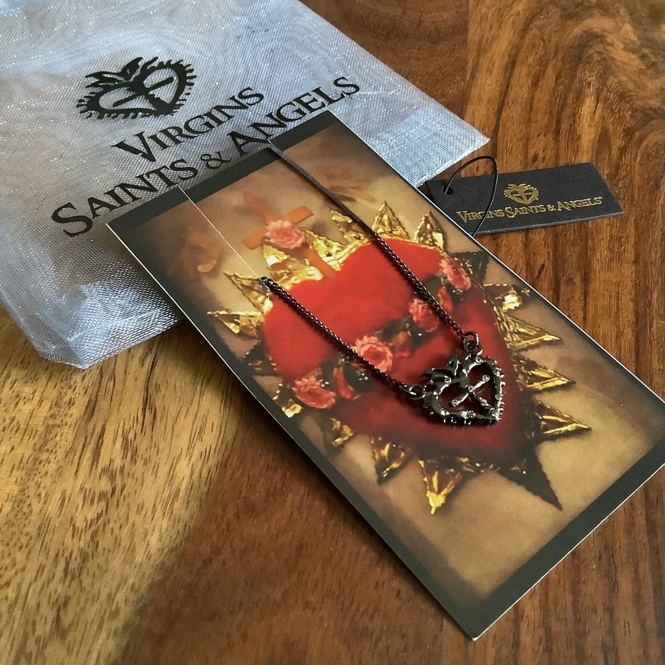 Nuevo VSA Vírgenes Santos y Ángeles Gunmetal Reina de Corazones Cristal Logo Collar Foto 3 de 4