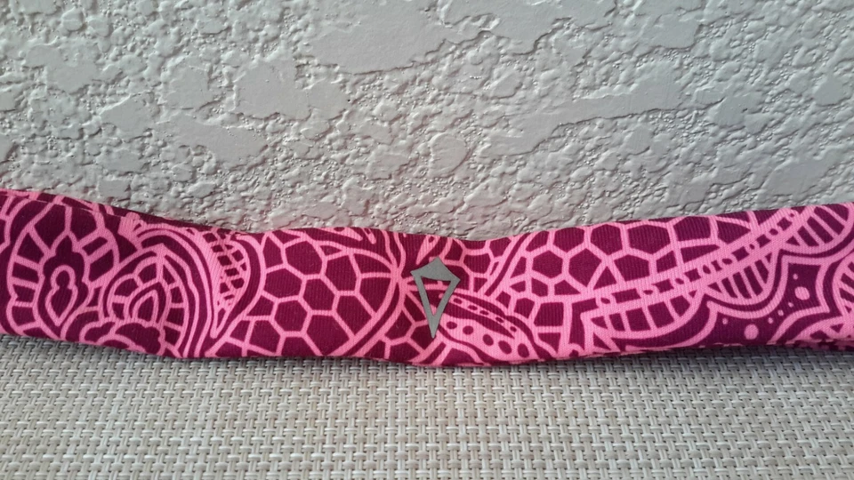 Diadema Ivivva by Lulullemon Fly Tech con agarre de silicona rosa talla única usada en excelente estado Foto 2 de 4