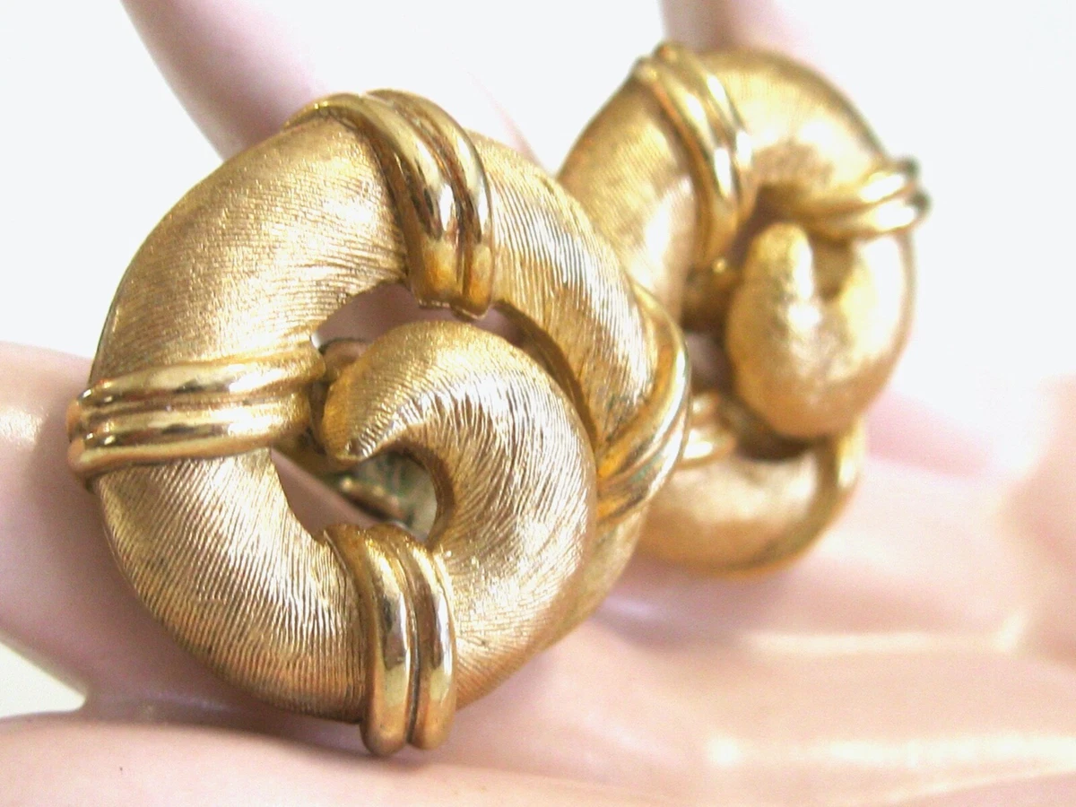 TEXTURED MATTE GOLD VINTAGE CROWN TRIFARI SWIRL RAMS HORN CIRCLE