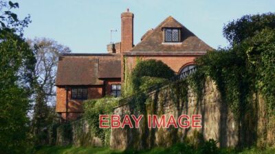 PHOTO  APPROACH TO FRENSHAM MANOR ON FOOTPATH  2009