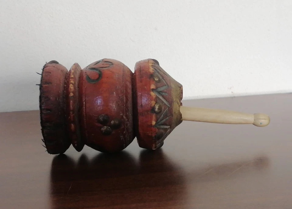 Molinillo de madera hecho a mano para moler café árabe, pequeño, una obra maestra casera Foto 3 de 4