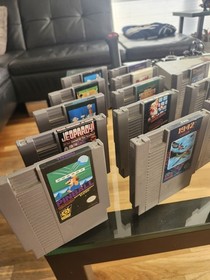 Original Nintendo  1985 NES - 001  (2) Zapper guns (2) gaming joystick (s). 