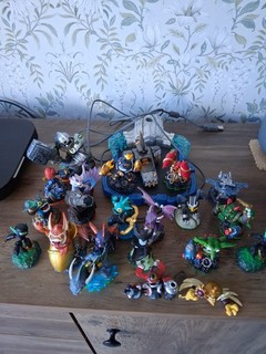 Skylanders figures and portal