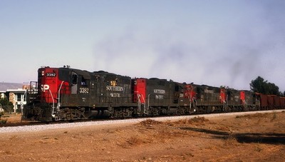 SP EMD SD9E 3382 und SP GP9R usw. in der Nähe von Blue Hills, San Jose, ca 1980er 8,5 x 11