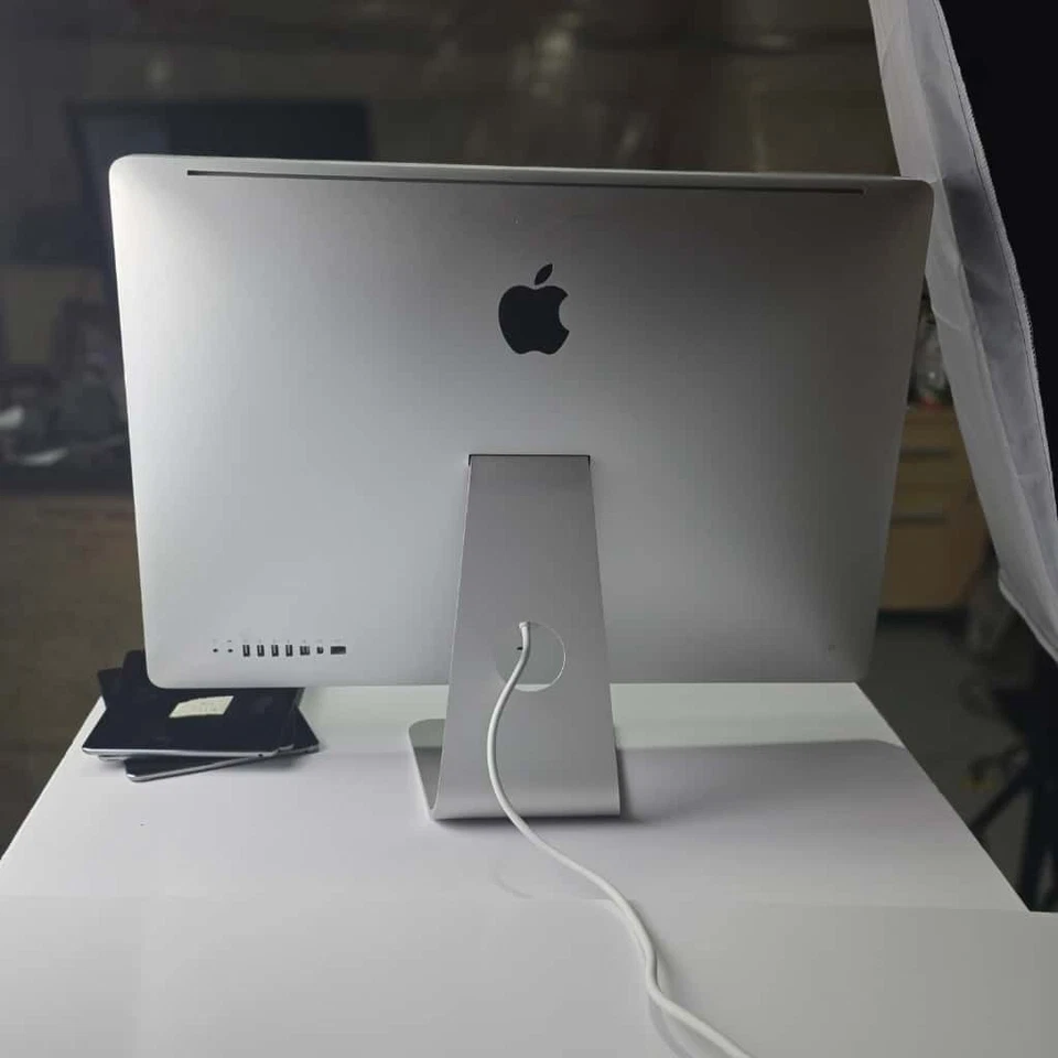 iMac 27 MID 2010 2.93 GHz Intel Core i7 16 GB RAM/1TB HHD/Radeon HD 5750 - Image 2 of 4