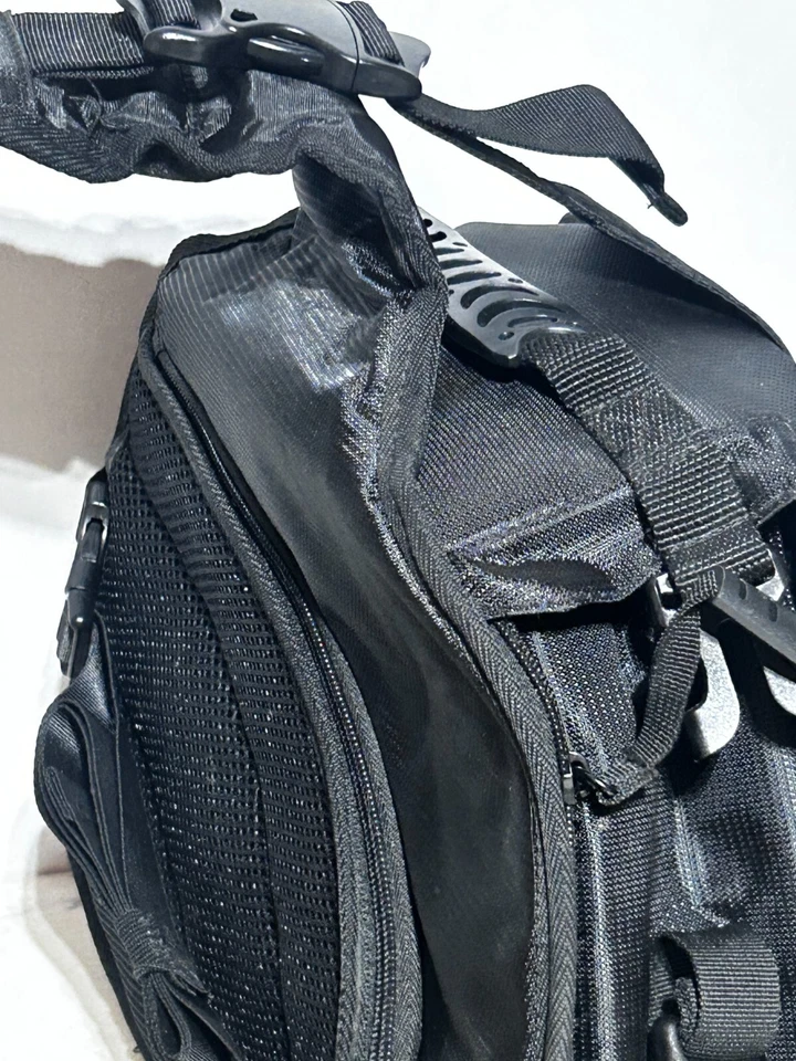 CADeN K2 Triangle CrossbodyDSLR Splashproof Nylon Camera Bag - Image 4 of 4