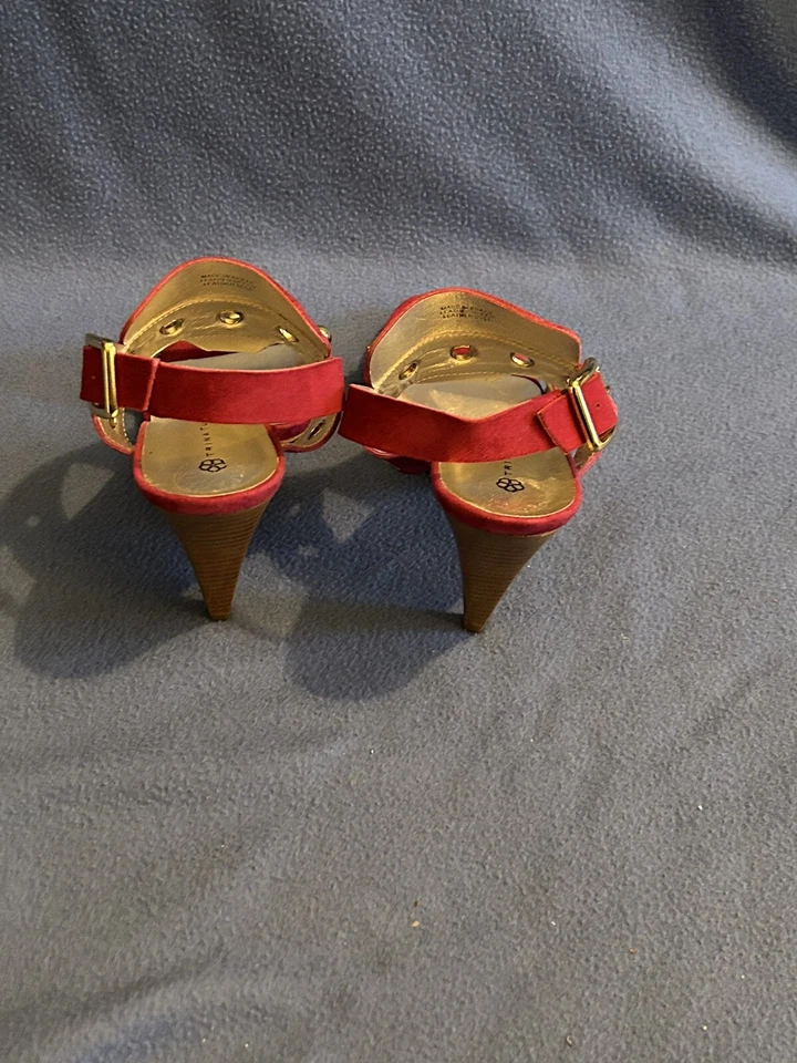 NOVO QUENTE Trina Turk Loleta Enfeitado Ilhós Rosa Loganberry Sandálias Salto 8.5 - Imagem 3 de 4