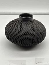 Mata Ortiz pot by Fito Tena in solid black 