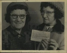 1962 Press Photo Ladies show off $100 winning claim check in New York