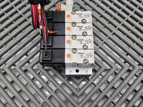 4x Electroválvula SMC NVKF334-5G en un bloque colector - Imagen 4 de 5