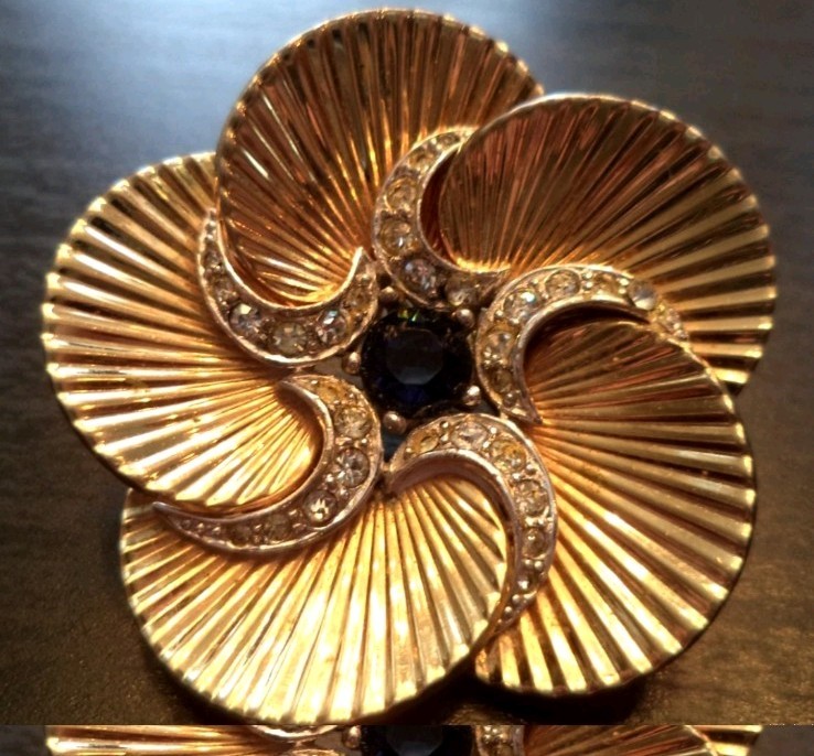 VINTAGE BOUCHER SIGNED RHINESTONE PINWHEEL GOLD TONE BROOCH 1.5