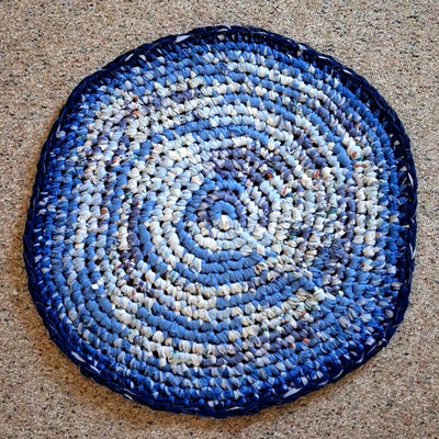 25'' Round Braided Rag Rug Vibrant Blues Polyester Fabric CottageCore Handcrafted